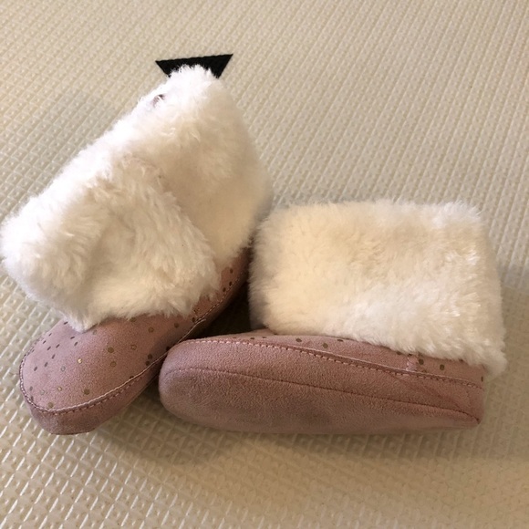 🎉3 For 15$🎉 Pink And White Fluffy Fur Boots Size 9-12 Months - Picture 3 of 5